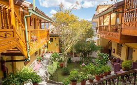 Amaru Colonial